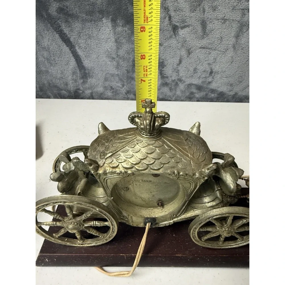 Vtg United Clock 4 Horse And Carriage Gold Tone ClockMade In USA Doesn't Work